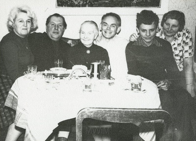 KKE 4174-145.jpg - Od lewej: bratowa Jadwigi Zabagońskiej z mężem Tadeuszem Lancewiczem, Genowefa Zabagońska, Eugeniusz Zabagoński, Jerzy Zabagoński , Jadwiga Zabagońska